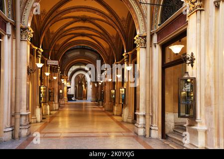 Palais Ferstel, Cafe Central, Wien, im historischen Ambiente eines Wiener Cafehauses einen Viaker oder Schwarzen geniessen und in Gedanken schwelgen Stockfoto