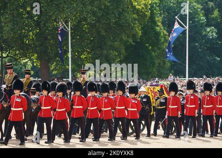 LONDON - 14. SEPTEMBER: Die Prozession des Sarges von Königin Elizabeth II passiert die Horse Guards Parade, die vom Buckingham Palace zur Westminster Hall führt. Hinter dem Sarg laufen Prinz William und Harry, Prinz Edward, Prinz Andrew, Prinzessin Anne, zusammen mit König Karl III., wie er auf einem Waffenwagen getragen wird, gefolgt von anderen Mitgliedern der königlichen Familie, am 14. September 2022. Foto von David Levenson Stockfoto