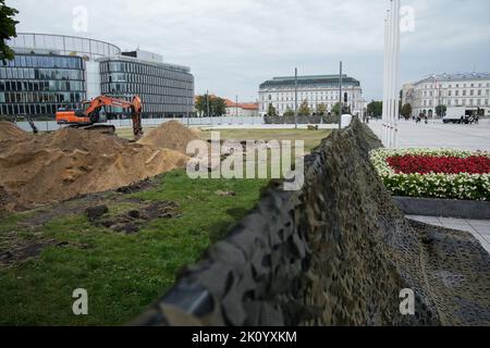 Die Überreste des 1944 von den Nazis zerstörten Sächsischen Palastes sind am 13. September 2022., 2022 auf dem Pilsudski-Platz in Warschau, Polen, freigelegt. Ein umstrittener Plan der aktuellen Regierung zum Wiederaufbau des Sächsischen Schlosses wird derzeit durchgeführt, der das Land trotz anfänglicher Schätzungen weit über 500 Tausend Euro kostet und die Abschlusskosten nicht mehr als 75 Millionen Euro betragen würden. Die Warschauer Stadtbehörden lehnen den Wiederaufbau des Palastes teilweise aufgrund der Kosten ab und auch, weil er die Bedeutung des Grabes des unbekannten Soldaten, das jetzt im letzten verbliebenen Gebäude untergebracht ist, wegnehmen würde Stockfoto