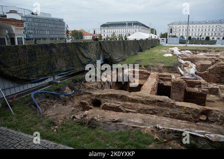 Die Überreste des 1944 von den Nazis zerstörten Sächsischen Palastes sind am 13. September 2022., 2022 auf dem Pilsudski-Platz in Warschau, Polen, freigelegt. Ein umstrittener Plan der aktuellen Regierung zum Wiederaufbau des Sächsischen Schlosses wird derzeit durchgeführt, der das Land trotz anfänglicher Schätzungen weit über 500 Tausend Euro kostet und die Abschlusskosten nicht mehr als 75 Millionen Euro betragen würden. Die Warschauer Stadtbehörden lehnen den Wiederaufbau des Palastes teilweise aufgrund der Kosten ab und auch, weil er die Bedeutung des Grabes des unbekannten Soldaten, das jetzt im letzten verbliebenen Gebäude untergebracht ist, wegnehmen würde Stockfoto