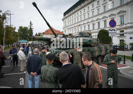 Warschau, Polen. 13. September 2022. Am 13. September 2022 ist ein Panzer der polnischen Armee Leopard 2 mit einem Soldaten in Tarnung am Pilsudski-Platz in Warschau, Polen, zu sehen. (Foto von Jaap Arriens /Sipa USA) Quelle: SIPA USA/Alamy Live News Stockfoto