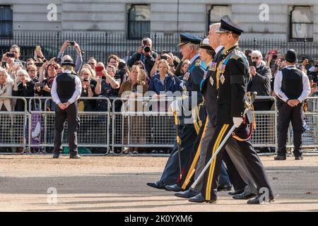 Horse Guards Parade, London, Großbritannien. 14.. September 2022. Die Prozession, die Ihre Majestät Königin Elizabeth II. Vom Buckingham Palace zum Palace of Westminster führt, wo sie bis zu ihrer Beerdigung am Montag im Staat liegen wird, passiert die Horse Guards Parade. Die verstorbenen Queens Kinder, Könige Charles III, Prinzessin Anne, Prinz Andrew und Prinz Edward. Amanda Rose/Alamy Live News Stockfoto