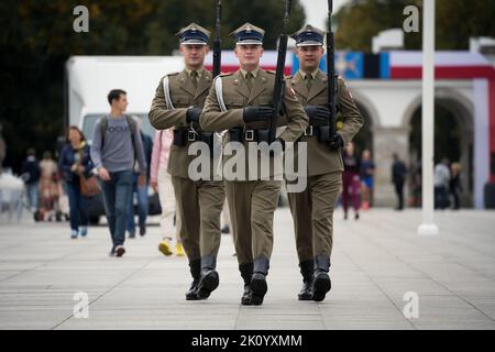 Warschau, Polen. 13. September 2022. Soldaten marschieren am 13. September 2022 von der Bewachung des Grabes des unbekannten Soldaten auf dem Pilsudski-Platz in Warschau zurück. (Foto von Jaap Arriens /Sipa USA) Quelle: SIPA USA/Alamy Live News Stockfoto