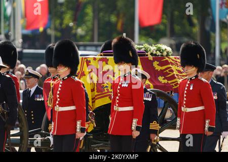LONDON - 14. SEPTEMBER: Die Prozession des Sarges von Königin Elizabeth II passiert die Horse Guards Parade, die vom Buckingham Palace zur Westminster Hall führt. Hinter dem Sarg laufen Prinz William und Harry, Prinz Edward, Prinz Andrew, Prinzessin Anne, zusammen mit König Karl III., wie er auf einem Waffenwagen getragen wird, gefolgt von anderen Mitgliedern der königlichen Familie, am 14. September 2022. Foto von David Levenson Stockfoto