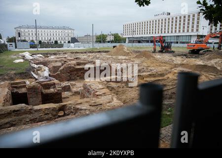 Die Überreste des 1944 von den Nazis zerstörten Sächsischen Palastes sind am 13. September 2022., 2022 auf dem Pilsudski-Platz in Warschau, Polen, freigelegt. Ein umstrittener Plan der aktuellen Regierung zum Wiederaufbau des Sächsischen Schlosses wird derzeit durchgeführt, der das Land trotz anfänglicher Schätzungen weit über 500 Tausend Euro kostet und die Abschlusskosten nicht mehr als 75 Millionen Euro betragen würden. Die Warschauer Stadtbehörden lehnen den Wiederaufbau des Palastes teilweise aufgrund der Kosten ab und auch, weil er die Bedeutung des Grabes des unbekannten Soldaten, das jetzt im letzten verbliebenen Gebäude untergebracht ist, wegnehmen würde Stockfoto