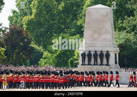 LONDON - 14. SEPTEMBER: Die Prozession des Sarges von Königin Elizabeth II passiert die Horse Guards Parade, die vom Buckingham Palace zur Westminster Hall führt. Hinter dem Sarg laufen Prinz William und Harry, Prinz Edward, Prinz Andrew, Prinzessin Anne, zusammen mit König Karl III., wie er auf einem Waffenwagen getragen wird, gefolgt von anderen Mitgliedern der königlichen Familie, am 14. September 2022. Foto von David Levenson Stockfoto