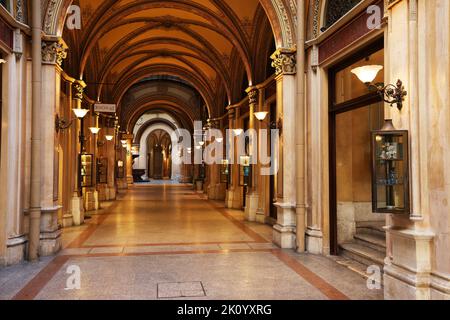 Palais Ferstel, Cafe Central, Wien, im historischen Ambiente eines Wiener Cafehauses einen Viaker oder Schwarzen geniessen und in Gedanken schwelgen Stockfoto
