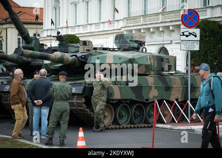 Warschau, Polen. 13. September 2022. Am 13. September 2022 ist ein Panzer der polnischen Armee Leopard 2 mit einem Soldaten in Tarnung am Pilsudski-Platz in Warschau, Polen, zu sehen. (Foto von Jaap Arriens /Sipa USA) Quelle: SIPA USA/Alamy Live News Stockfoto