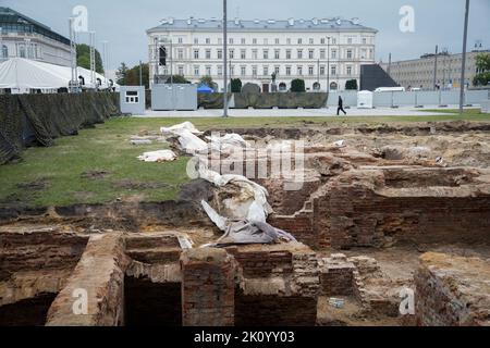 Die Überreste des 1944 von den Nazis zerstörten Sächsischen Palastes sind am 13. September 2022., 2022 auf dem Pilsudski-Platz in Warschau, Polen, freigelegt. Ein umstrittener Plan der aktuellen Regierung zum Wiederaufbau des Sächsischen Schlosses wird derzeit durchgeführt, der das Land trotz anfänglicher Schätzungen weit über 500 Tausend Euro kostet und die Abschlusskosten nicht mehr als 75 Millionen Euro betragen würden. Die Warschauer Stadtbehörden lehnen den Wiederaufbau des Palastes teilweise aufgrund der Kosten ab und auch, weil er die Bedeutung des Grabes des unbekannten Soldaten, das jetzt im letzten verbliebenen Gebäude untergebracht ist, wegnehmen würde Stockfoto