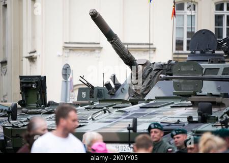 Warschau, Polen. 13. September 2022. Der Turm eines selbstfahrenden Mörtels Rosomak Rak ist am 13. September 2022 in der Nähe des Pilsudski-Platzes in Warschau, Polen, zu sehen. (Foto von Jaap Arriens /Sipa USA) Quelle: SIPA USA/Alamy Live News Stockfoto