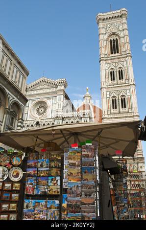 Kiosk mit Postkarten und Souvenirs im Glockenturm von Giotto (Campanile) in Florenz, Italien Stockfoto