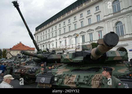 Warschau, Polen. 13. September 2022. In der Nähe des Pilsudski Platzes in Warschau, Polen, sind am 13. September 2022 Leopard 2 Panzer der polnischen Armee zu sehen. (Foto von Jaap Arriens /Sipa USA) Quelle: SIPA USA/Alamy Live News Stockfoto