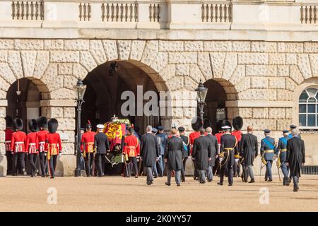 Horse Guards Parade, London, Großbritannien. 14.. September 2022. Die Prozession, die Ihre Majestät Königin Elizabeth II. Vom Buckingham Palace zum Palace of Westminster führt, wo sie bis zu ihrer Beerdigung am Montag im Staat liegen wird, passiert die Horse Guards Parade. Amanda Rose/Alamy Live News Stockfoto