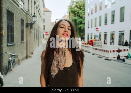 Porträt der jungen Frau in der Stadt Stockfoto