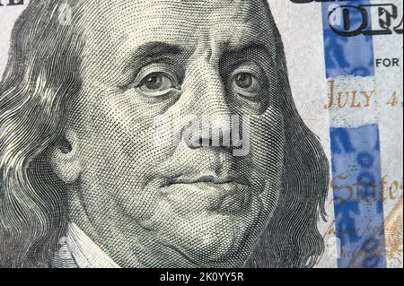 Das Gesicht von Benjamin Franklin auf dem US-Dollar-Schein von 100 Dollar. Nahaufnahme von Ben Franklin auf einem 100-Dollar-Schein. Benjamin Franklin Porträt von hundert Puppe Stockfoto