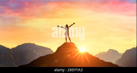 Erfolg Business Leadership, Sieger an der Spitze. Erfolg. Silhouette Frau auf dem Gipfel der Berge. Ihr Ziel erfolgreich erreicht. Erfolgreiche Person hat eine Klimaanlage Stockfoto