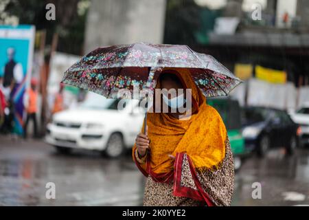 Dhaka, Bangladesch. 14. September 2022. In Dhaka, Bangladesch, hat es am Mittwoch, den 14. September 2022, immer wieder geregelte Regenfälle gegeben, die das Leid der Menschen und den regelmäßigen Verkehrsfluss beeinträchtigen. Die Hauptstadt Dhaka verzeichnete in den letzten 24 Stunden unter dem Einfluss des Niederdrucks in der Bucht von Bengalen 53 mm Regen. (Bild: © Md. Rakibul Hasan/ZUMA Press Wire) Bild: ZUMA Press, Inc./Alamy Live News Stockfoto