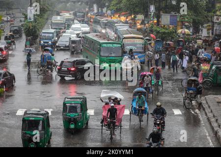 Dhaka, Bangladesch. 14. September 2022. In Dhaka, Bangladesch, hat es am Mittwoch, den 14. September 2022, immer wieder geregelte Regenfälle gegeben, die das Leid der Menschen und den regelmäßigen Verkehrsfluss beeinträchtigen. Die Hauptstadt Dhaka verzeichnete in den letzten 24 Stunden unter dem Einfluss des Niederdrucks in der Bucht von Bengalen 53 mm Regen. (Bild: © Md. Rakibul Hasan/ZUMA Press Wire) Bild: ZUMA Press, Inc./Alamy Live News Stockfoto