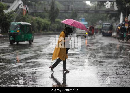 Dhaka, Bangladesch. 14. September 2022. In Dhaka, Bangladesch, hat es am Mittwoch, den 14. September 2022, immer wieder geregelte Regenfälle gegeben, die das Leid der Menschen und den regelmäßigen Verkehrsfluss beeinträchtigen. Die Hauptstadt Dhaka verzeichnete in den letzten 24 Stunden unter dem Einfluss des Niederdrucks in der Bucht von Bengalen 53 mm Regen. (Bild: © Md. Rakibul Hasan/ZUMA Press Wire) Bild: ZUMA Press, Inc./Alamy Live News Stockfoto