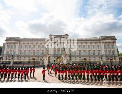 14.. September 2022. London, Großbritannien der Sarg der Königin verlässt den Buckingham Palace mit der Waffenkarrierung, gefolgt von Prinz Harry, dem Herzog von Sussex, Prinz William, dem Prinz von Wales, Prinz Andrew, dem Herzog von York, Prinzessin Anne, der Prinzessin Royal, Prinz Edward, dem Earl of Wessex, König Karl III. Und der Herzog von Cambridge nehmen die Reise nach Westminster Hall, wo sie vier Tage vor ihrer Beerdigung im Staat liegen wird. Quelle: Doug Peters/EMPICS/Alamy Live News Stockfoto