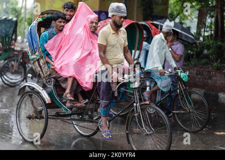 Dhaka, Bangladesch. 14. September 2022. In Dhaka, Bangladesch, hat es am Mittwoch, den 14. September 2022, immer wieder geregelte Regenfälle gegeben, die das Leid der Menschen und den regelmäßigen Verkehrsfluss beeinträchtigen. Die Hauptstadt Dhaka verzeichnete in den letzten 24 Stunden unter dem Einfluss des Niederdrucks in der Bucht von Bengalen 53 mm Regen. (Bild: © Md. Rakibul Hasan/ZUMA Press Wire) Bild: ZUMA Press, Inc./Alamy Live News Stockfoto