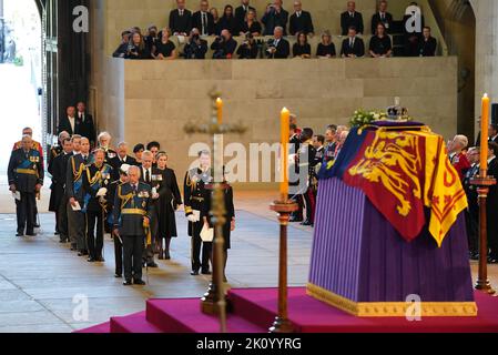 Mitglieder der königlichen Familie, darunter König Charles III, die Prinzessin Royal, der Graf von Wessex, der Prinz von Wales und Herzog von Sussex, stehen hinter dem Sarg von Königin Elizabeth II., der auf der Katafalque in Westminster Hall, London, liegt, Wo sie vor ihrer Beerdigung am Montag in einem Zustand liegen wird. Bilddatum: Mittwoch, 14. September 2022. Stockfoto