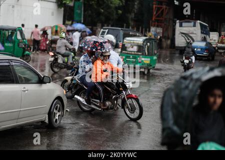 Dhaka, Bangladesch. 14. September 2022. In Dhaka, Bangladesch, hat es am Mittwoch, den 14. September 2022, immer wieder geregelte Regenfälle gegeben, die das Leid der Menschen und den regelmäßigen Verkehrsfluss beeinträchtigen. Die Hauptstadt Dhaka verzeichnete in den letzten 24 Stunden unter dem Einfluss des Niederdrucks in der Bucht von Bengalen 53 mm Regen. (Bild: © Md. Rakibul Hasan/ZUMA Press Wire) Bild: ZUMA Press, Inc./Alamy Live News Stockfoto