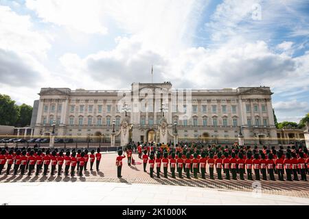 14.. September 2022. London, Großbritannien der Sarg der Königin verlässt den Buckingham Palace mit der Waffenkarrierung, gefolgt von Prinz Harry, dem Herzog von Sussex, Prinz William, dem Prinz von Wales, Prinz Andrew, dem Herzog von York, Prinzessin Anne, der Prinzessin Royal, Prinz Edward, dem Earl of Wessex, König Karl III. Und der Herzog von Cambridge nehmen die Reise nach Westminster Hall, wo sie vier Tage vor ihrer Beerdigung im Staat liegen wird. Quelle: Doug Peters/EMPICS/Alamy Live News Stockfoto