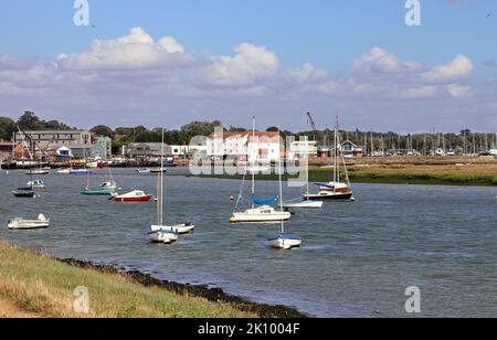 Englische Küstenstadt Woodbridge am Fluss Deben, Suffolk, East Anglia, England, mit festfahrenden Booten Stockfoto