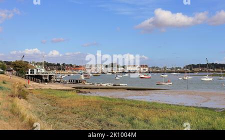 Englische Küstenstadt Woodbridge am Fluss Deben, Suffolk, East Anglia, England, mit festfahrenden Booten Stockfoto