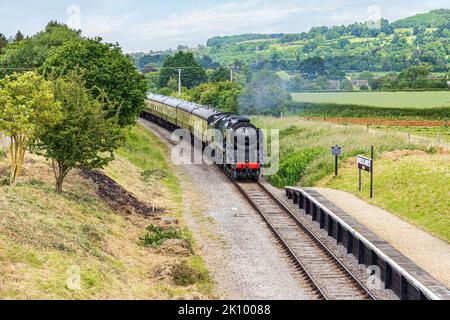 Dampflokomotive 35006 Peninsular & Oriental S. N.Co (SR 21C6 & BR 35006) vorbei an Hailes Abbey Halt auf der Gloucestershire & Warwickshire Railway 6/7/22 Stockfoto