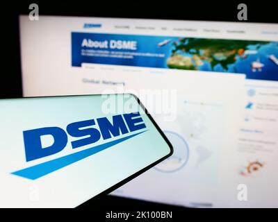 Smartphone mit Logo von Daewoo Shipbuilding and Marine Engineering (DSME) auf dem Bildschirm vor der Website. Konzentrieren Sie sich auf die Mitte rechts des Telefondisplays. Stockfoto