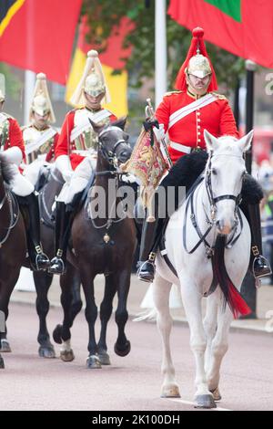 London, Großbritannien, 14. September 2022: Der Sarg der Königin wird vom Buckingham Palace zur Westminster Hall gebracht. Der Sarg wurde auf einem Waffenwagen getragen, der von Palastwächtern mit Bärenfellmützen umgeben war, gefolgt von König Charles und älteren Mitgliedern der königlichen Familie. Menschenmengen hatten sich in der Mall versammelt, die Parade der Pferdeguards und Whitehall, einige zelteten über Nacht für einen Platz in der ersten Reihe, und ein düsteres Schweigen fiel, als die Prozession vorbeiging. Anna Watson/Alamy Live News Stockfoto