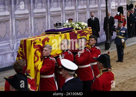 König Charles III. Begrüßt, Als Die Trägerin Den Sarg Seiner Mutter ...