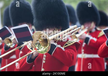 London, Großbritannien, 14. September 2022: Der Sarg der Königin wird vom Buckingham Palace zur Westminster Hall gebracht. Der Sarg wurde auf einem Waffenwagen getragen, der von Palastwächtern mit Bärenfellmützen umgeben war, gefolgt von König Charles und älteren Mitgliedern der königlichen Familie. Menschenmengen hatten sich in der Mall versammelt, die Parade der Pferdeguards und Whitehall, einige zelteten über Nacht für einen Platz in der ersten Reihe, und ein düsteres Schweigen fiel, als die Prozession vorbeiging. Anna Watson/Alamy Live News Stockfoto