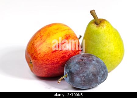 Verschiedene Früchte vor weißem Hintergrund Stockfoto