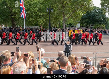 The Mall, London, Großbritannien. 14. September 2022. Die Trauerprozession für Queen Elizabeth II bewegt sich entlang der Mall vom Buckingham Palace zur Westminster Hall, wo die Leiche von Queen Elizabeth bis Montag, den 19. September, im Staat liegen wird. Der Sarg wird von einer von der Königstruppe Royal Horse Artillery gezogenen Waffenkarrierung gehalten. Quelle: Malcolm Park/Alamy Live News. Stockfoto