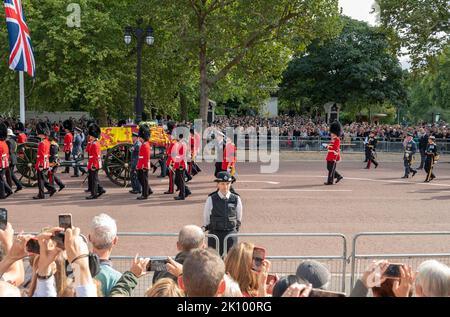 The Mall, London, Großbritannien. 14. September 2022. Die Trauerprozession für Queen Elizabeth II bewegt sich entlang der Mall vom Buckingham Palace zur Westminster Hall, wo die Leiche von Queen Elizabeth bis Montag, den 19. September, im Staat liegen wird. Eine von der Königstruppe „Royal Horse Artillery“ gezogene Waffenkarrierung hält den Sarg mit König Karl III. Und der Prinzessin Royal direkt dahinter. Quelle: Malcolm Park/Alamy Live News. Stockfoto