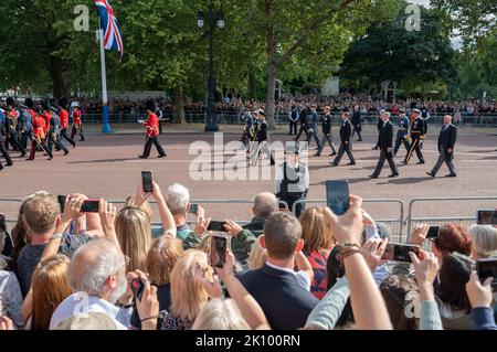 The Mall, London, Großbritannien. 14. September 2022. Mitglieder der königlichen Familie marschieren hinter dem Sarg bei der Trauerprozession für Königin Elizabeth II., die sich entlang der Mall vom Buckingham Palace zur Westminster Hall bewegt, wo die Leiche von Königin Elizabeth bis Montag, den 19. September, im Staat liegen wird. Quelle: Malcolm Park/Alamy Live News. Stockfoto