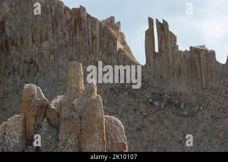 Natürliche vulkanische Landschaft, Spitzen von Felsen aus säulenarem Basalt Stockfoto