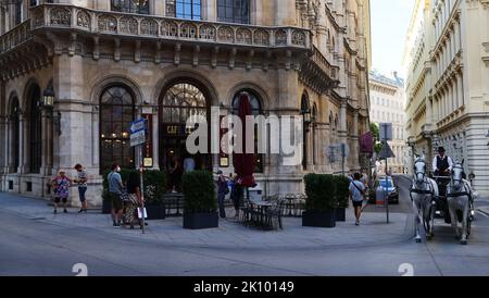 Wien Fiaker, Cafe Central, Kutsche, Fiaker, Wien, Pferdekutsche oder Fiaker bei romantischer Fahrt durch die Hauptstadt, Wien, Österreich! Stockfoto