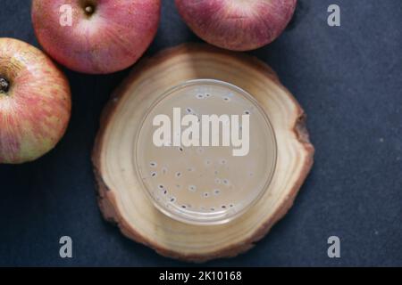 Apfelsaft in einem Glas auf dem Tisch aussäen Stockfoto