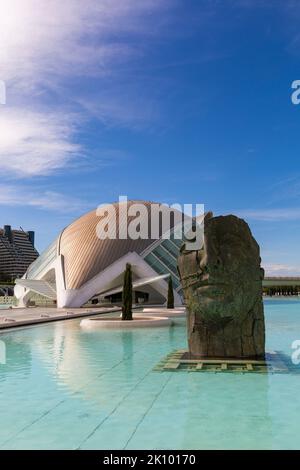 Gesichtsskulptur von Igor Mitoraj im Hemisfèric-Gebäude, einem digitalen 3D-Kino und Planetarium, in der Stadt der Künste und Wissenschaften in Valencia, Spanien im September Stockfoto