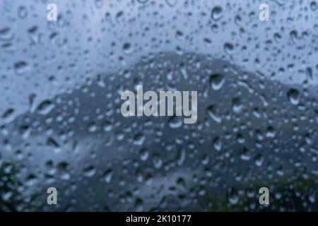 Regentropfen am Fenster mit Berg im Hintergrund bei ann Tor, glen coe, Highlands, schottland, großbritannien Stockfoto