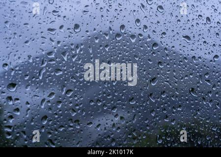 Regentropfen am Fenster mit Berg im Hintergrund bei ann Tor, glen coe, Highlands, schottland, großbritannien Stockfoto