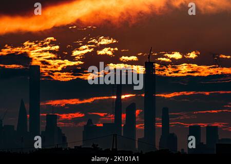 New York, USA. 03. September 2019. Die untergehende Sonne hinter der Skyline von Queens in New York aus, die im August ein strahlendes orangefarbenes Leuchten erzeugt Credit: Independent Photo Agency/Alamy Live News Stockfoto