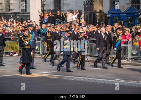 Whitehall London, Großbritannien. 14. September 2022. König Charles III, Prinzessin Royal, Prinz William, Prinz von Wales Prinz Harry, Duke of Sussex geht hinter den Sarg, während der Prozession für den Liegenden-Staat sich entlang Whitehall bewegt, während der Sarg vom Buckingham Palace nach Westminster Hallon, einer Waffenkarriage der Königstruppe Royal Horse Artillery, gebracht wird, wo sie bis zum frühen Morgen im Zustand liegen wird Ihrer Beerdigung. Königin Elizabeth II. Starb am 8. September 2022 in Balmoral Castle in Schottland und wird von ihrem ältesten Sohn, König Charles IIICredit: amer ghazzal/Alamy Live News Stockfoto