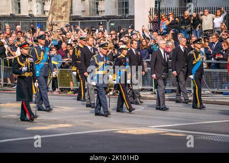 Whitehall London, Großbritannien. 14. September 2022. König Charles III, Prinzessin Royal, Prinz William, Prinz von Wales Prinz Harry, Duke of Sussex geht hinter den Sarg, während der Prozession für den Liegenden-Staat sich entlang Whitehall bewegt, während der Sarg vom Buckingham Palace nach Westminster Hallon, einer Waffenkarriage der Königstruppe Royal Horse Artillery, gebracht wird, wo sie bis zum frühen Morgen im Zustand liegen wird Ihrer Beerdigung. Königin Elizabeth II. Starb am 8. September 2022 in Balmoral Castle in Schottland und wird von ihrem ältesten Sohn, König Charles IIICredit: amer ghazzal/Alamy Live News Stockfoto