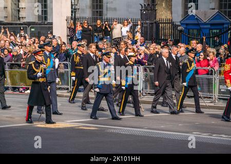 Whitehall London, Großbritannien. 14. September 2022. König Charles III, Prinzessin Royal, Prinz William, Prinz von Wales Prinz Harry, Duke of Sussex geht hinter den Sarg, während der Prozession für den Liegenden-Staat sich entlang Whitehall bewegt, während der Sarg vom Buckingham Palace nach Westminster Hallon, einer Waffenkarriage der Königstruppe Royal Horse Artillery, gebracht wird, wo sie bis zum frühen Morgen im Zustand liegen wird Ihrer Beerdigung. Königin Elizabeth II. Starb am 8. September 2022 in Balmoral Castle in Schottland und wird von ihrem ältesten Sohn, König Charles IIICredit: amer ghazzal/Alamy Live News Stockfoto