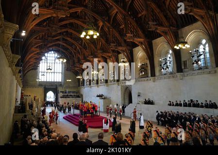 Die Trägerin trägt den Sarg von Königin Elizabeth II. In die Westminster Hall, London, wo er vor ihrer Beerdigung am Montag in einem Zustand liegen wird. Bilddatum: Mittwoch, 14. September 2022. Stockfoto